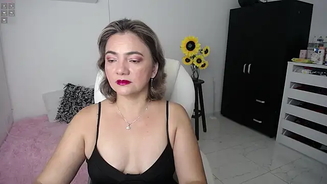 Snapshot of ana_milf chatting on February 13, 2025, 10:02 am ana milf online show from February 13, 2025, 10:02 am