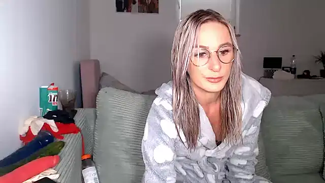 Liana Lou online show from June 20, 2026, 12:52 pm