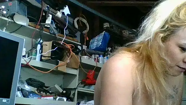 allissonw13 online show from November 6, 2025, 11:44 am