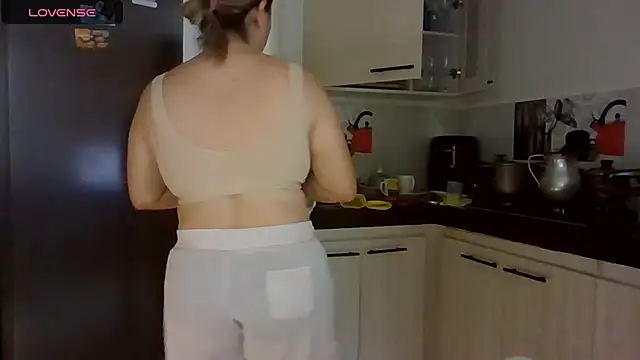 Snapshot of saramartinez1000 chatting on February 17, 2026, 5:30 pm saramartinez1000 online show from February 17, 2026, 5:30 pm