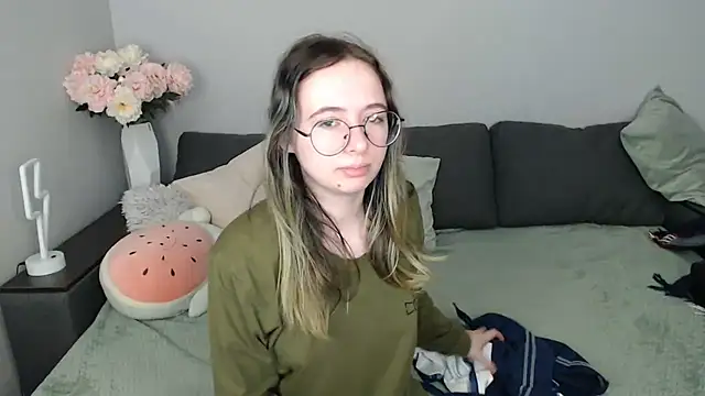 Mini Diva online show from October 21, 2025, 8:15 am