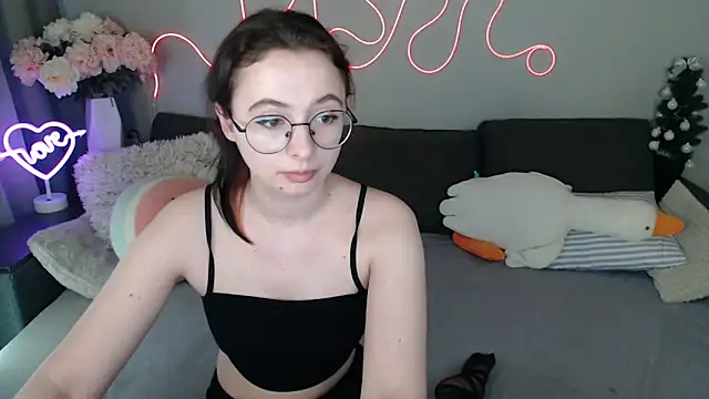 Mini Diva online show from April 1, 2026, 1:41 pm