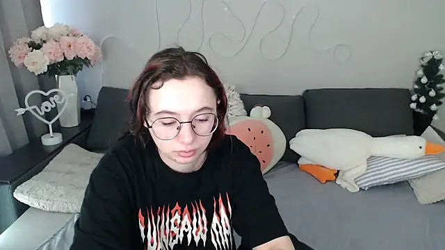 Mini Diva online show from April 7, 2026, 8:15 am