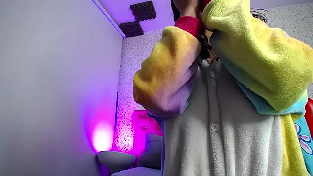 luly pink online show from April 17, 2026, 4:04 am