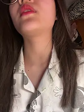 Snapshot of Krixxi22 chatting on October 29, 2025, 1:24 pm Krixxi22 online show from October 29, 2025, 1:24 pm