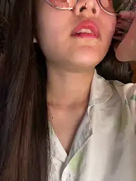 Snapshot of Krixxi22 chatting on October 31, 2025, 2:51 pm Krixxi22 online show from October 31, 2025, 2:51 pm