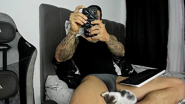 Snapshot of Aron_Dark chatting on January 8, 2025, 1:09 pm Aron Dark online show from January 8, 2025, 1:09 pm