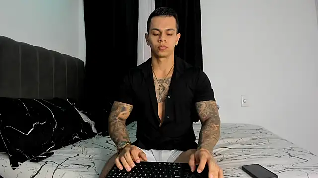 Snapshot of Aron_Dark chatting on February 5, 2025, 10:01 pm Aron Dark online show from February 5, 2025, 10:01 pm