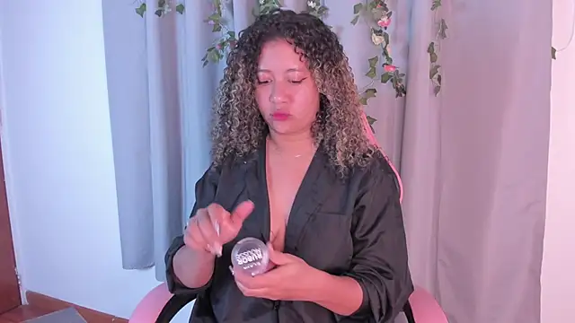 Kenia tompson01 online show from November 15, 2025, 1:07 pm