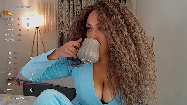 Snapshot of _Just_a_queen_3 chatting on October 1, 2025, 9:37 am Just a queen 3 online show from October 1, 2025, 9:37 am