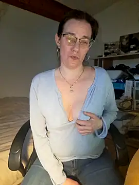 SpiceLea online show from February 11, 2025, 4:46 pm