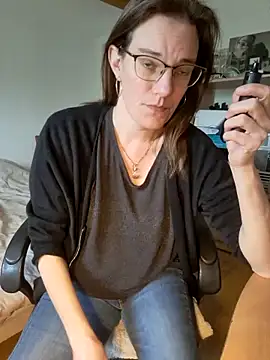 SpiceLea online show from March 3, 2025, 12:37 pm