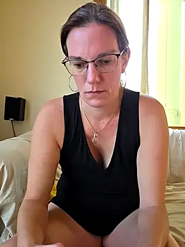 SpiceLea online show from September 17, 2025, 4:19 pm