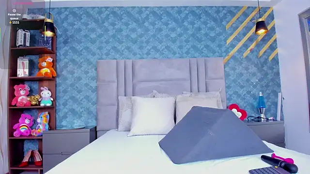 NiiaMoore online show from April 7, 2026, 7:36 pm