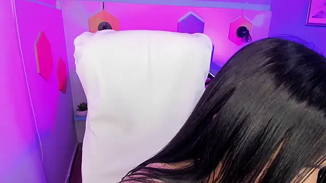 Hanna  Becker  online show from January 21, 2025, 7:04 am