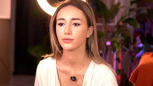 EmilyRaymont online show from November 28, 2025, 4:48 am