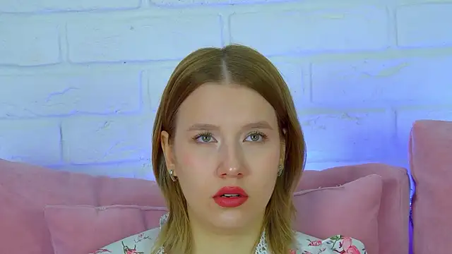 LiliLinn online show from October 9, 2025, 4:43 am