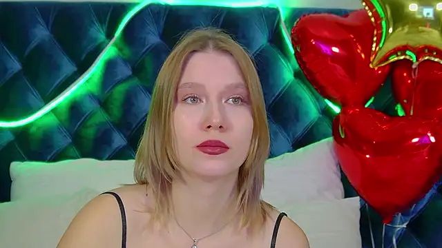 LiliLinn online show from November 15, 2025, 4:54 am