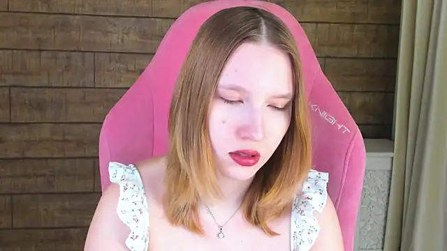 LiliLinn online show from June 12, 2026, 4:22 am