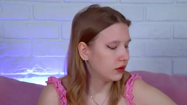 LiliLinn online show from June 20, 2026, 4:26 am