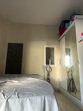 Indiazinhax online show from April 18, 2026, 8:20 pm