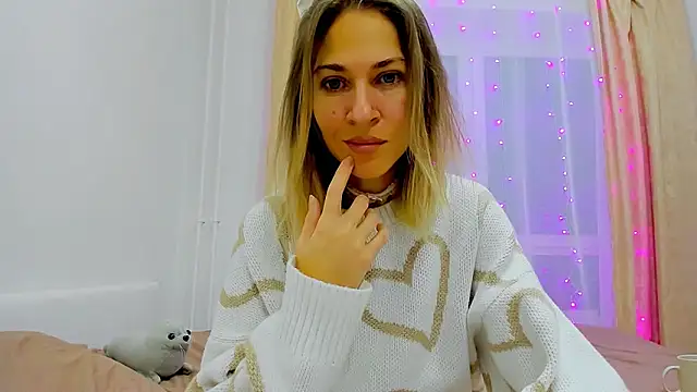 Snapshot of Mona_Cruz chatting on December 14, 2024, 5:18 am Mona Cruz online show from December 14, 2024, 5:18 am