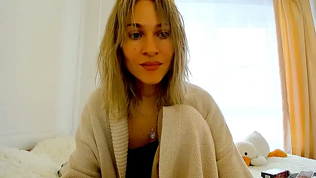 Snapshot of Mona_Cruz chatting on February 19, 2025, 9:06 am Mona Cruz online show from February 19, 2025, 9:06 am