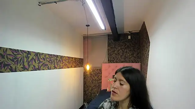 LiaCooper  online show from March 6, 2025, 6:05 pm