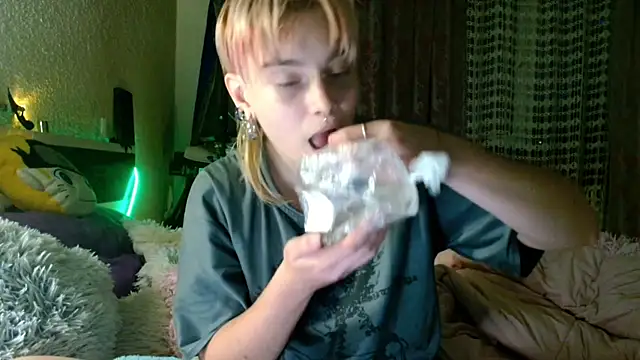 Sophie Bell online show from May 16, 2026, 6:28 pm