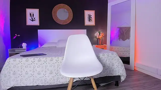 Snapshot of VioletPaket chatting on November 9, 2025, 2:15 pm VioletPaket online show from November 9, 2025, 2:15 pm