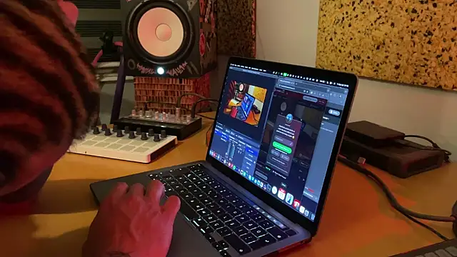 Snapshot of kameray12 chatting on March 11, 2025, 6:19 pm kameray12 online show from March 11, 2025, 6:19 pm