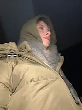 Mia-Minou online show from February 4, 2025, 8:38 pm