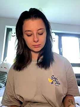 Mia-Minou online show from October 9, 2025, 8:23 am