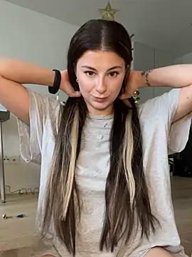 Mia-Minou online show from November 28, 2025, 12:30 pm