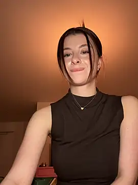 Mia-Minou online show from April 7, 2026, 6:52 pm