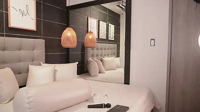 Bella TS  online show from October 3, 2025, 10:18 pm