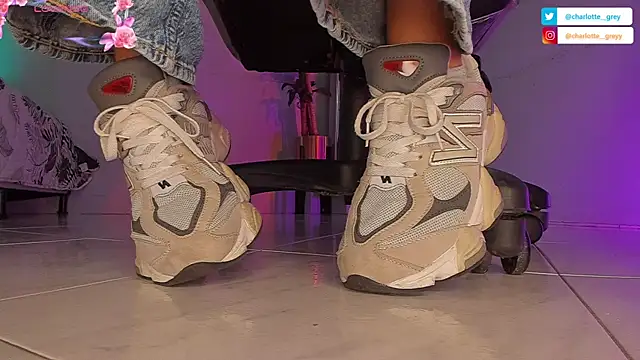 charlotte  grey online show from October 4, 2025, 8:29 pm