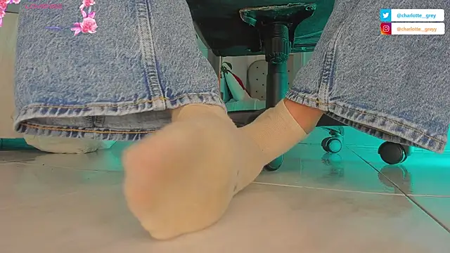 charlotte  grey online show from November 6, 2025, 8:21 pm