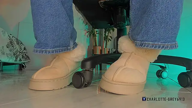 charlotte  grey online show from November 21, 2025, 7:45 pm