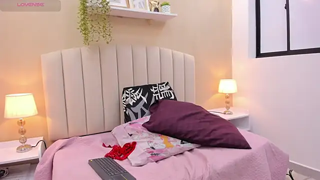 Mia thompson 19 online show from December 15, 2025, 7:29 pm