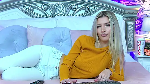 IvySamek online show from November 19, 2025, 8:09 pm