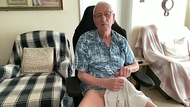 Snapshot of cutaboverest chatting on June 3, 2026, 3:17 pm cutaboverest online show from June 3, 2026, 3:17 pm