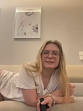 Curvyloveandhim online show from July 16, 2026, 9:32 pm