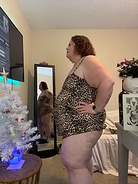 MsStrawbooty online show from December 17, 2025, 4:57 pm