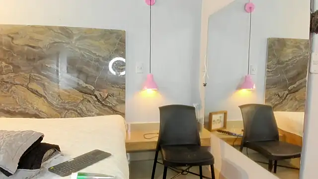 Alisson zambrano online show from December 18, 2025, 8:26 pm