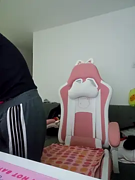 azumiichan online show from April 21, 2026, 12:01 am