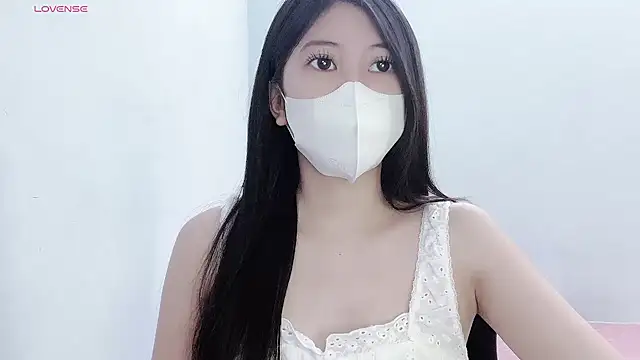 tanhxiu online show from November 14, 2025, 1:54 pm