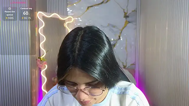 Chiara tay online show from April 17, 2026, 7:06 pm