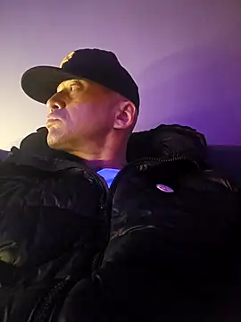 Snapshot of McdyllanXX chatting on March 18, 2025, 9:43 pm McdyllanXX online show from March 18, 2025, 9:43 pm