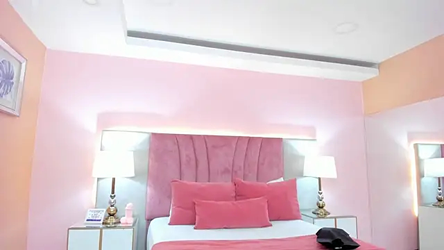 SophiaLaurens online show from January 28, 2025, 3:04 pm